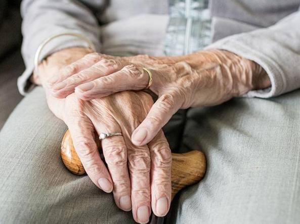 Frosinone, finto carabiniere rapina un’anziana di 80 anni