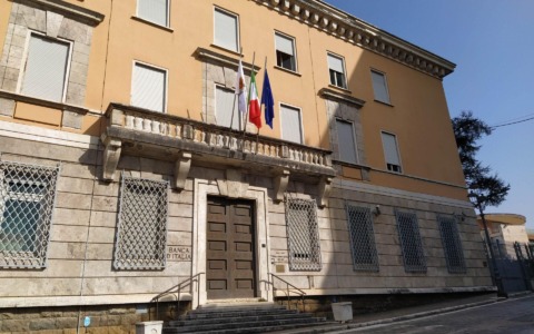 Crollo di intonaco a Frosinone: scatta l’ordinanza urgente