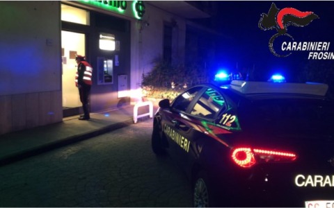 Finti poliziotti rapinano imprenditore: due arresti