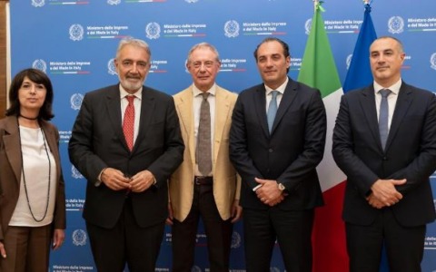 Incontro decisivo tra Urso, Rocca e Filosa su Stellantis