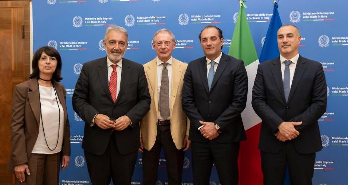 Incontro decisivo tra Urso, Rocca e Filosa su Stellantis