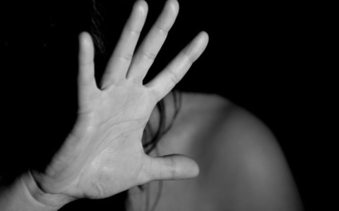Allontanati marito e figlio per maltrattamenti