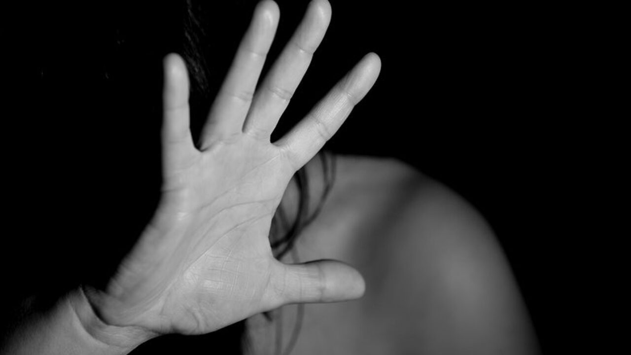 Allontanati marito e figlio per maltrattamenti