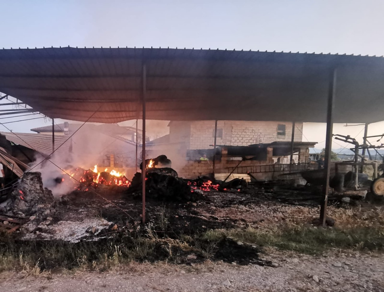 Incendio distrugge legna e fieno a Pontecorvo
