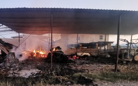 Incendio distrugge legna e fieno a Pontecorvo