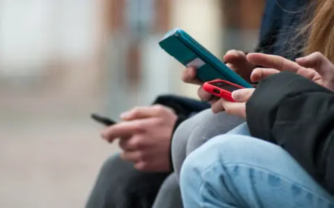 Smartphone rubato a Ostia ritrovato a Frosinone, denunciato un 24enne