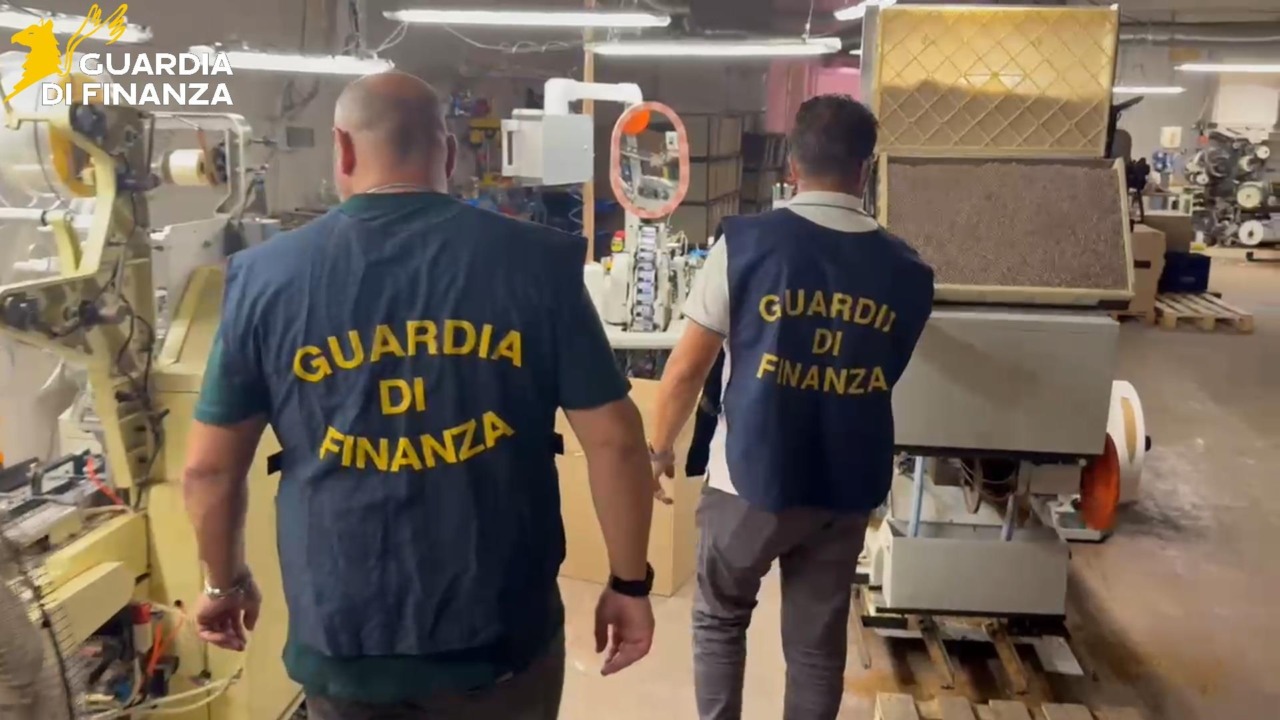 Scoperta una grande fabbrica clandestina di sigarette