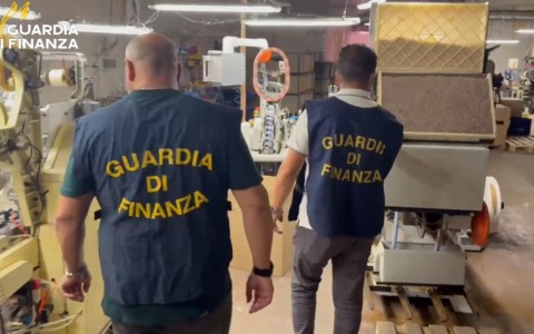 Scoperta una grande fabbrica clandestina di sigarette
