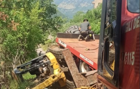 Incidente a Vallecorsa: trattore si ribalta e blocca la strada