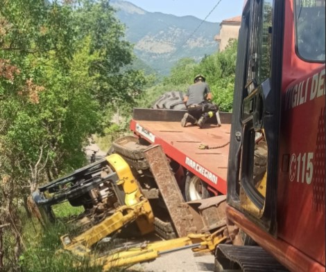 Incidente a Vallecorsa: trattore si ribalta e blocca la strada