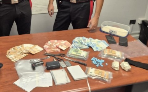 Cocaina, 21enne arrestato durante una cessione