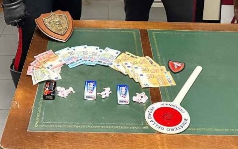 Cocaina nelle confezioni di caramelle: arrestato 46enne
