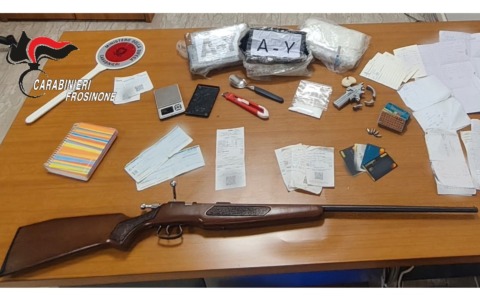 Quattro arresti per spaccio di cocaina e armi ad Arnara