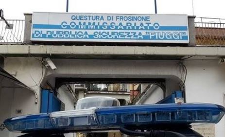 Calci e pugni alla compagna in strada: 42enne denunciato