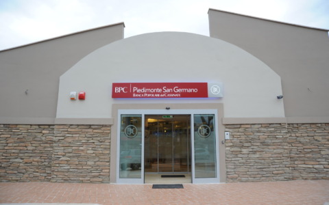 Tentato colpo alla filiale BPC di Piedimonte: ladri in fuga