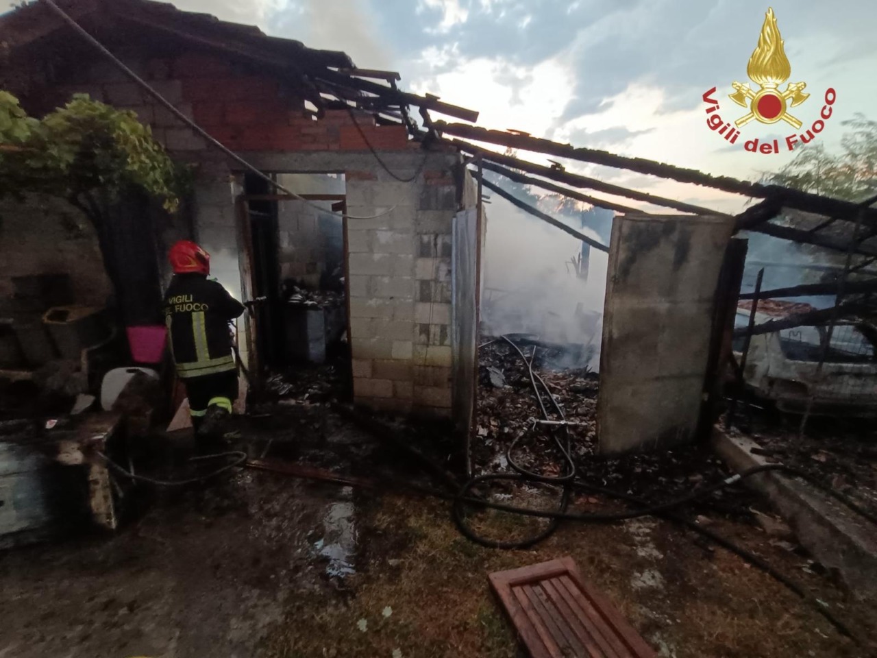 Incendio devasta legnaia a Frosinone: danni ingenti