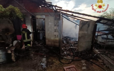 Incendio devasta legnaia a Frosinone: danni ingenti