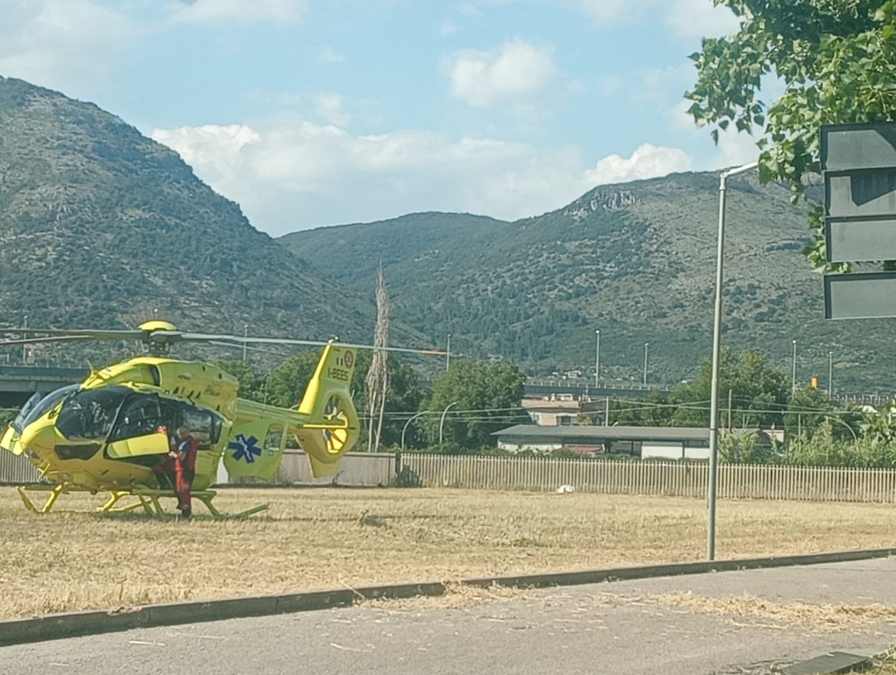 Scontro in via Conventi, due fratelli feriti: uno vola a Roma