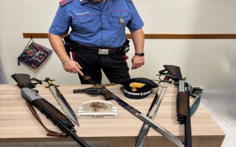 Tre spade e un revolver modificato: denunciato 73enne