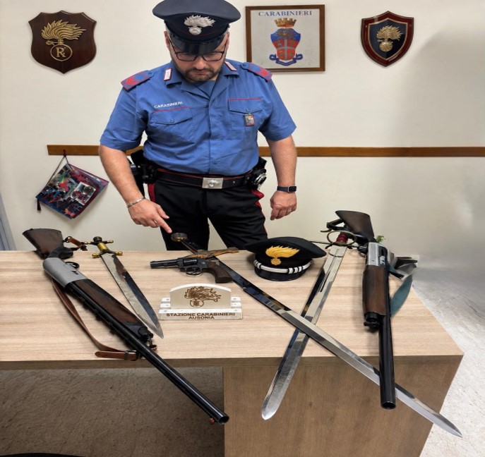Tre spade e un revolver modificato: denunciato 73enne