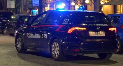 Spara a salve vicino alla stazione e posta il video: denunciato