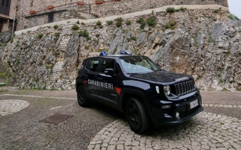 Disturba in un locale e aggredisce i carabinieri: arrestata