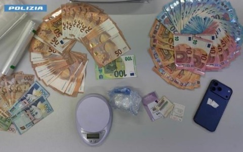 Cocaina e documenti falsi: arrestato 23enne a Frosinone