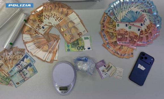 Cocaina e documenti falsi: arrestato 23enne a Frosinone
