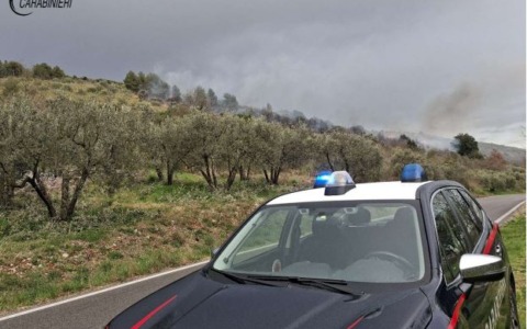 Dà fuoco agli sfalci, rogo fuori controllo: denunciato un uomo