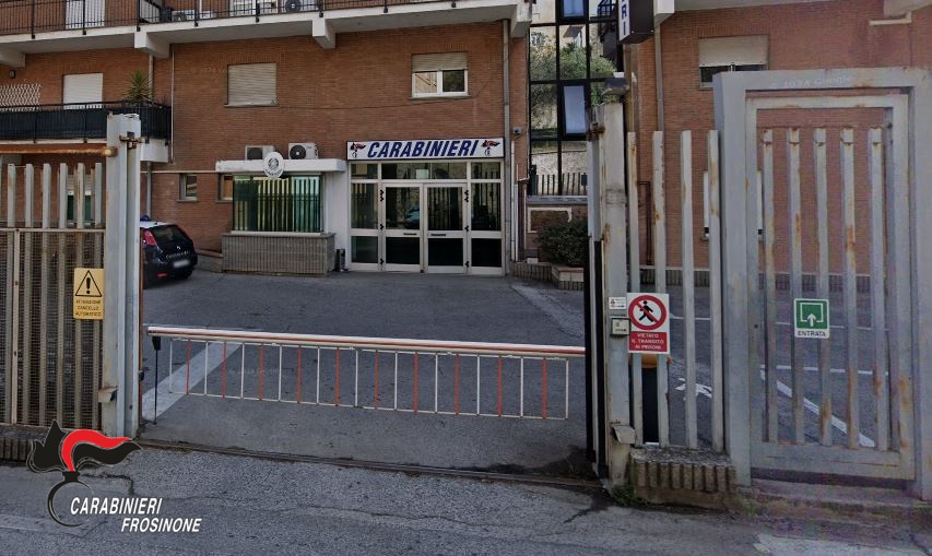 Truffa informatica, minaccia di gettarsi dalla finestra: salvata