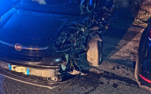 Casilina, scontro tra auto e camion: gravi due persone