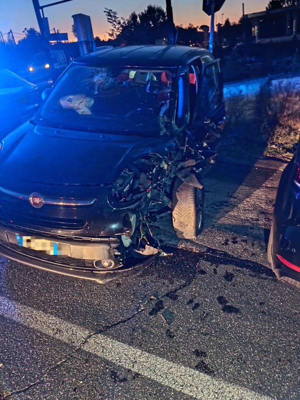 Casilina, scontro tra auto e camion: gravi due persone