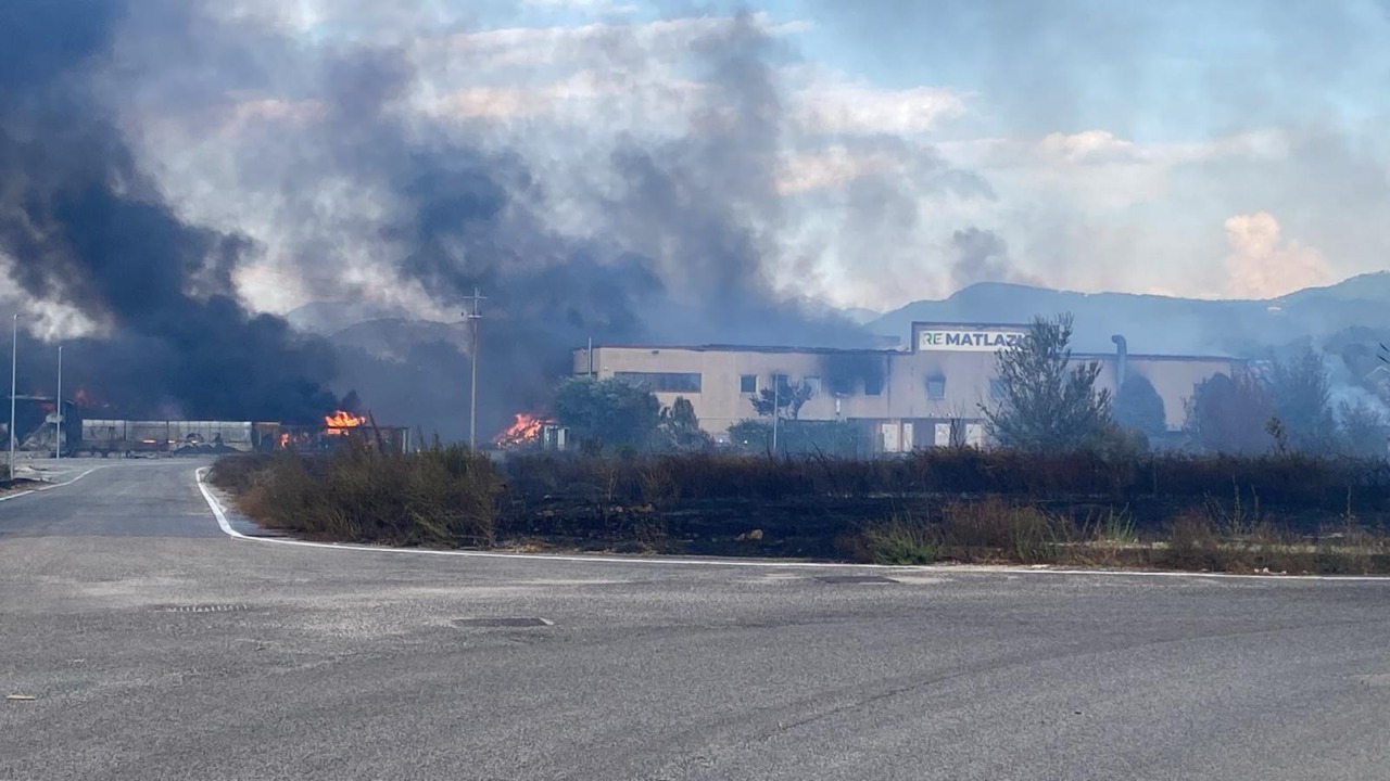 Incendio alla Remat, sospesa l’autorizzazione regionale