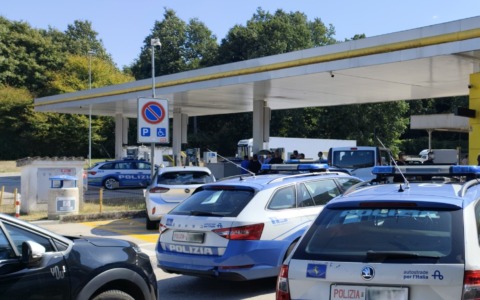 A1, sequestrate sei mazze artigianali: denunciati due ultras