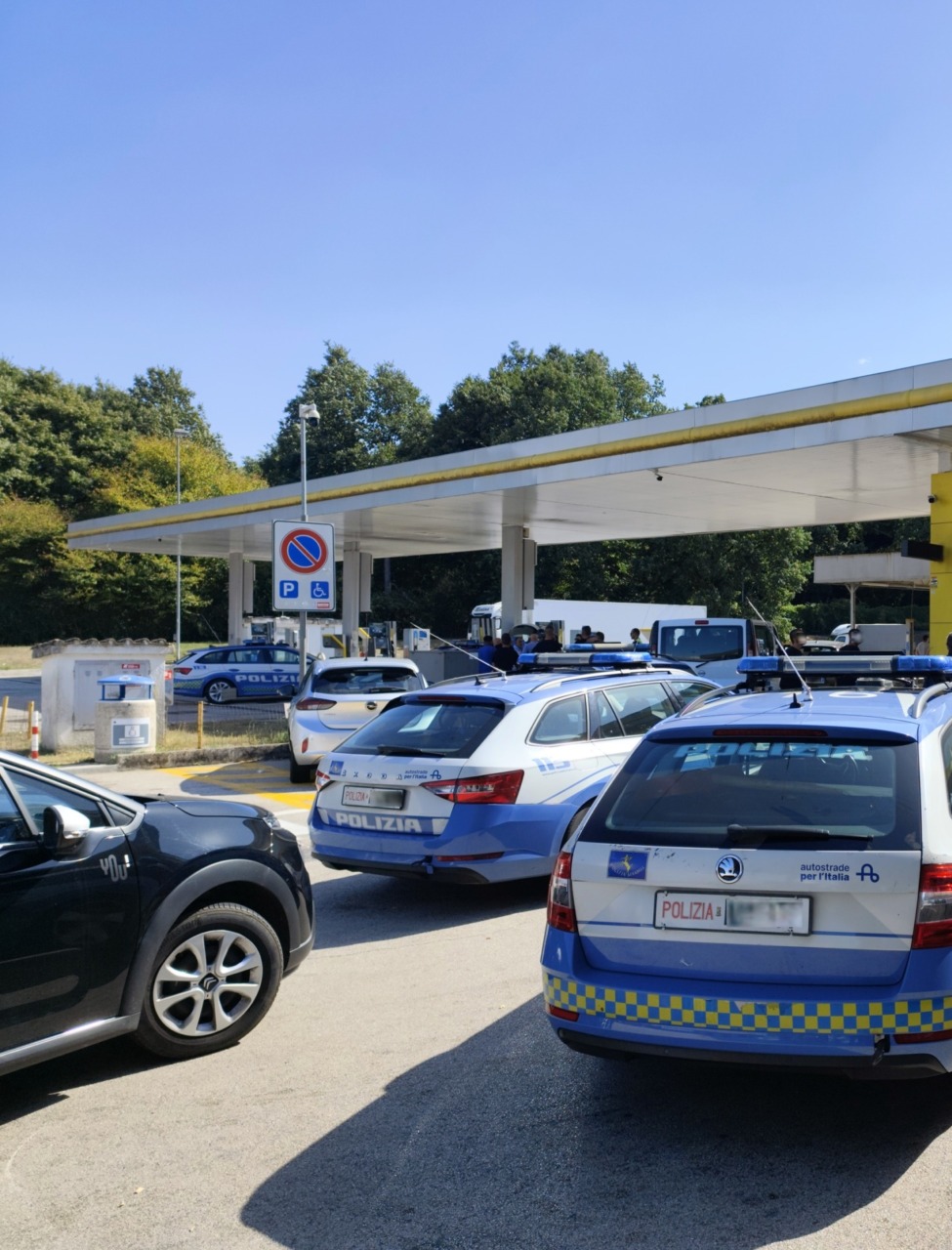 A1, sequestrate sei mazze artigianali: denunciati due ultras