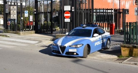Ruba un coltello al ristorante: denunciato dalla Polizia
