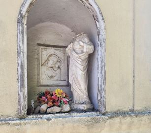 Denunciata la donna accusata di vandalismi alle statue sacre