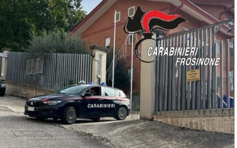 Auto sospetta vicino ai negozi: foglio di via per tre