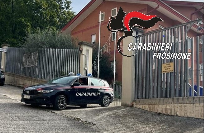 Auto sospetta vicino ai negozi: foglio di via per tre