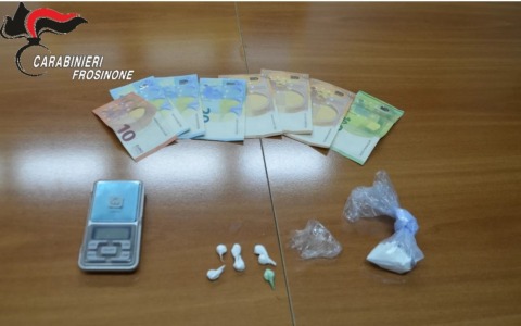 Alatri, cocaina e denaro: arrestato giovane del posto