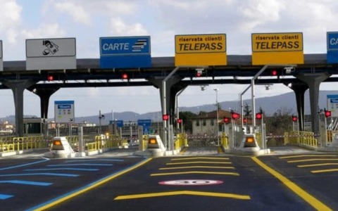 Furto di carburante ed evasione: due arresti in autostrada