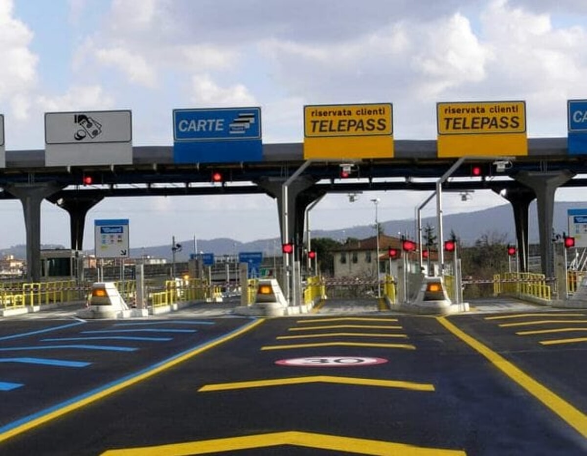 Furto di carburante ed evasione: due arresti in autostrada
