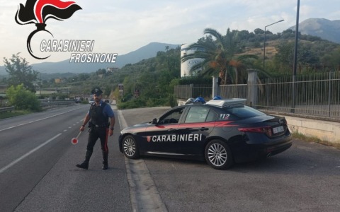 Moto senza targa fugge all’alt e si schianta contro un’auto