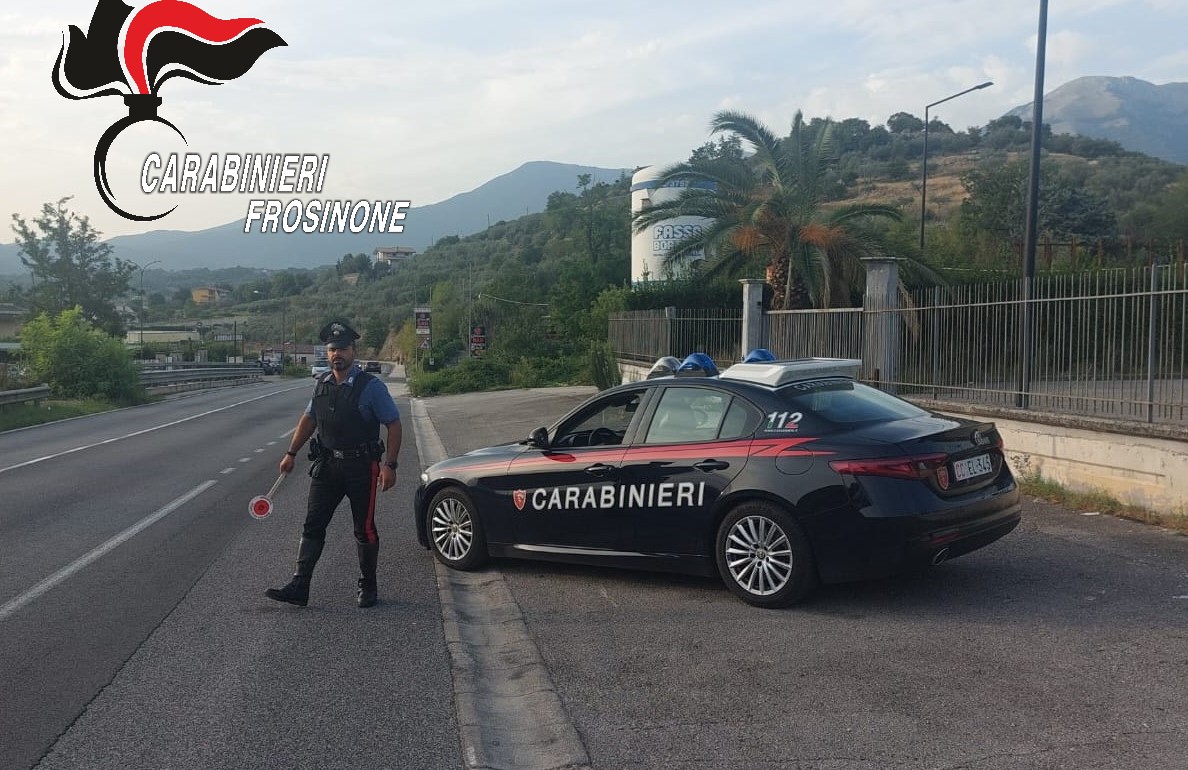 Moto senza targa fugge all’alt e si schianta contro un’auto