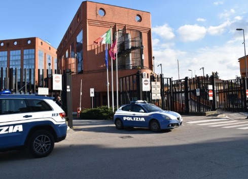 Raid nella zona industriale, la Polizia mette in fuga i ladri
