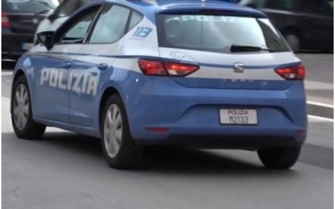 Forza un’auto parcheggiata, denunciato un 21enne