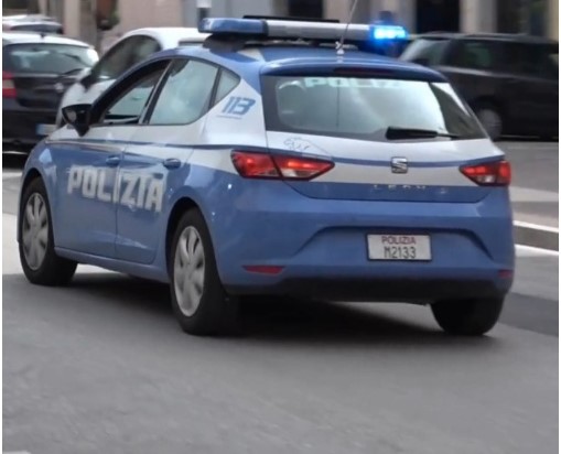 Forza un’auto parcheggiata, denunciato un 21enne